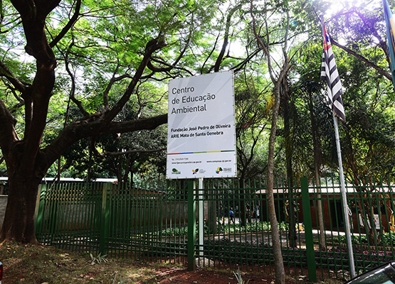 Educação e natureza de mãos dadas na Mata de Santa Genebra Na manhã do dia 13 de agosto, a Escola Estadual Maria Alice, no Jardim América, recebeu uma visita especial: a Brigada de Incêndio da Mata de Santa Genebra. Os brigadistas levaram não só equipamentos de combate ao fogo, mas também muitas histórias e lições sobre a importância de proteger o meio ambiente. Cerca de 180 estudantes participaram das atividades, que mostraram de forma clara e envolvente como os incêndios florestais prejudicam a fauna, a flora e até a saúde das pessoas. Entre curiosidades e relatos, os jovens também conheceram os desafios diários de quem trabalha na linha de frente contra o fogo. O brigadista Fernando Augusto explicou que a proposta é unir informação e diversão para que o aprendizado seja marcante. Segundo ele, esse contato próximo pode despertar nos alunos o interesse em cuidar das áreas verdes e preservar a biodiversidade. A ação faz parte da Operação Estiagem, realizada todos os anos durante os meses mais secos, de maio a setembro. Coordenada pela Defesa Civil de Campinas, a iniciativa reúne diversos órgãos públicos para prevenir e combater queimadas, mantendo viva a maior área de mata nativa da região. CATEGORIA - NOTICIAS Título: Atenção motoristas: Mudanças no tr|ânsito do Bairro Real Parque começaram na quinta feira dia 14/08/25 Matéria - Quem costuma circular pelo bairro Real Parque, em Barão Geraldo, vai notar alterações em suas ruas. A iniciativa, da Secretaria de Transportes de Campinas (Setransp) em parceria com a Emdec, busca tornar o tráfego mais seguro para motoristas e pedestres. 🛣 O que muda: Rua Tenente Coronel Waldomiro de Vasconcellos Ferreira — Passa a ter sentido único entre as avenidas Dr. Eduardo Pereira de Almeida e Martinho Lauer Filho, com fluxo direcionado para a Martinho Filho. Rua Hugo Zarpelon — Também terá sentido único, mas no sentido inverso: da avenida Martinho Lauer Filho para a Dr. Eduardo Pereira de Almeida. 🚛 Por que a mudança é necessária? A região recebe com frequência veículos de grande porte, como caminhões, o que exige atenção redobrada. Com a nova configuração, a expectativa é reduzir riscos e organizar melhor a circulação.