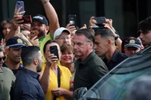 Jair Bolsonaro deixa prisão domiciliar escoltado para realizar exames médicos