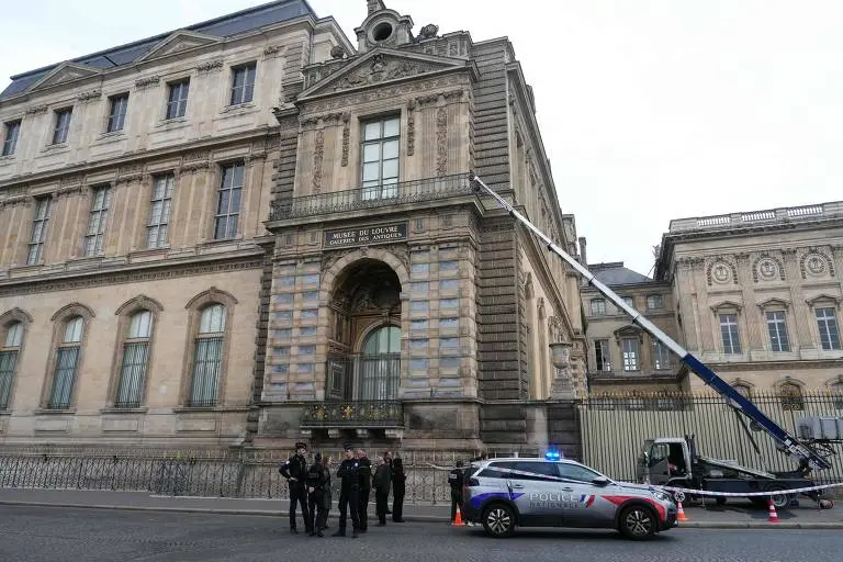 Fachada do Museu do Louvre – roubo no Louvre