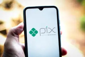 lei de segurança do PIX em uso no celular