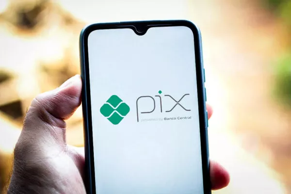 lei de segurança do PIX em uso no celular