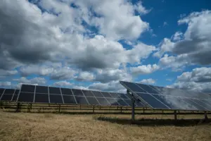 Uma usina solar, painéis fotovoltaicos sob o sol