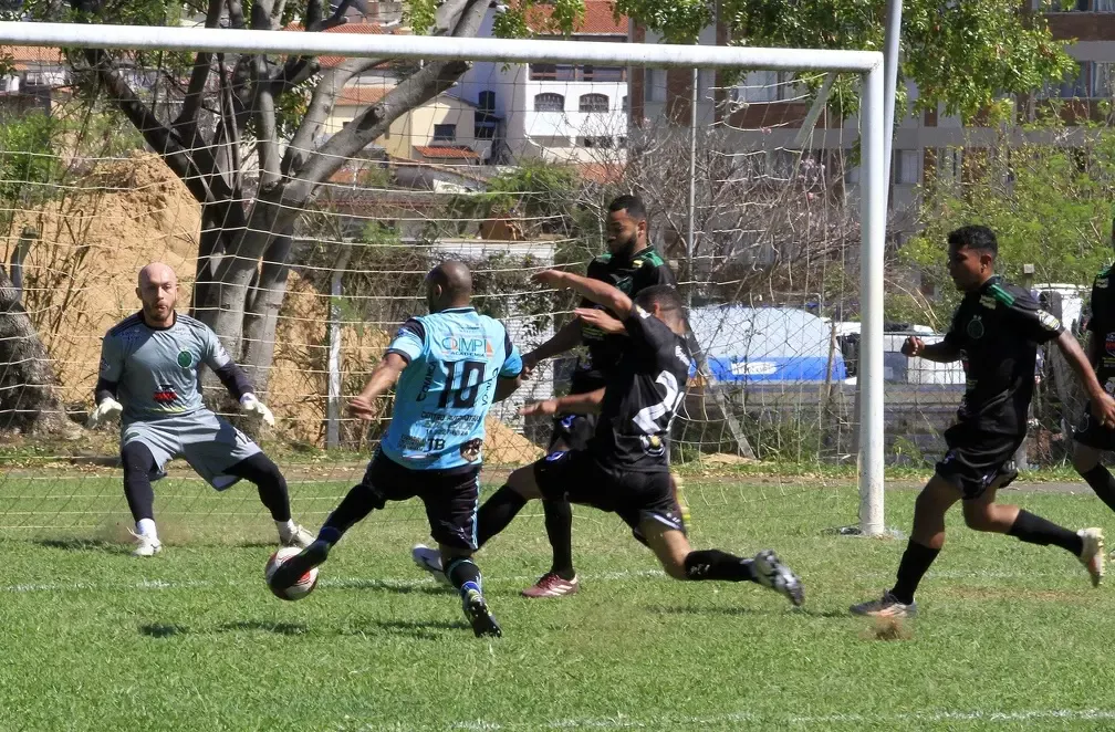 Campeonato de futebol amador de Campinas — jogadores comemorando gol na rodada decisiva