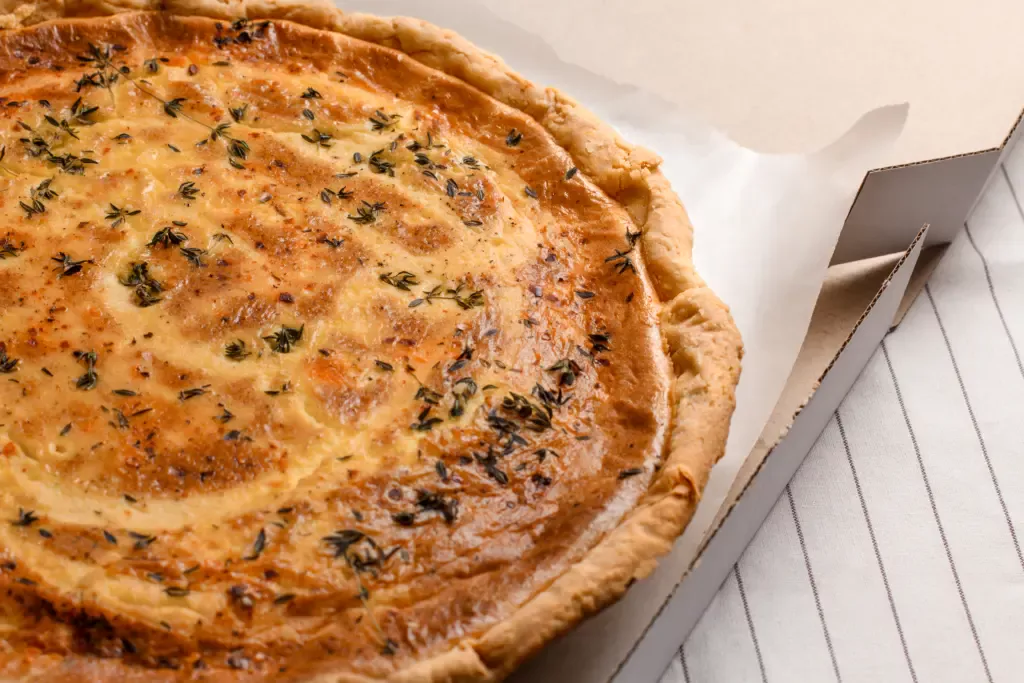 Quiche Três Queijos cremosa e dourada recém-saída do forno