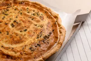 Quiche Três Queijos cremosa e dourada recém-saída do forno