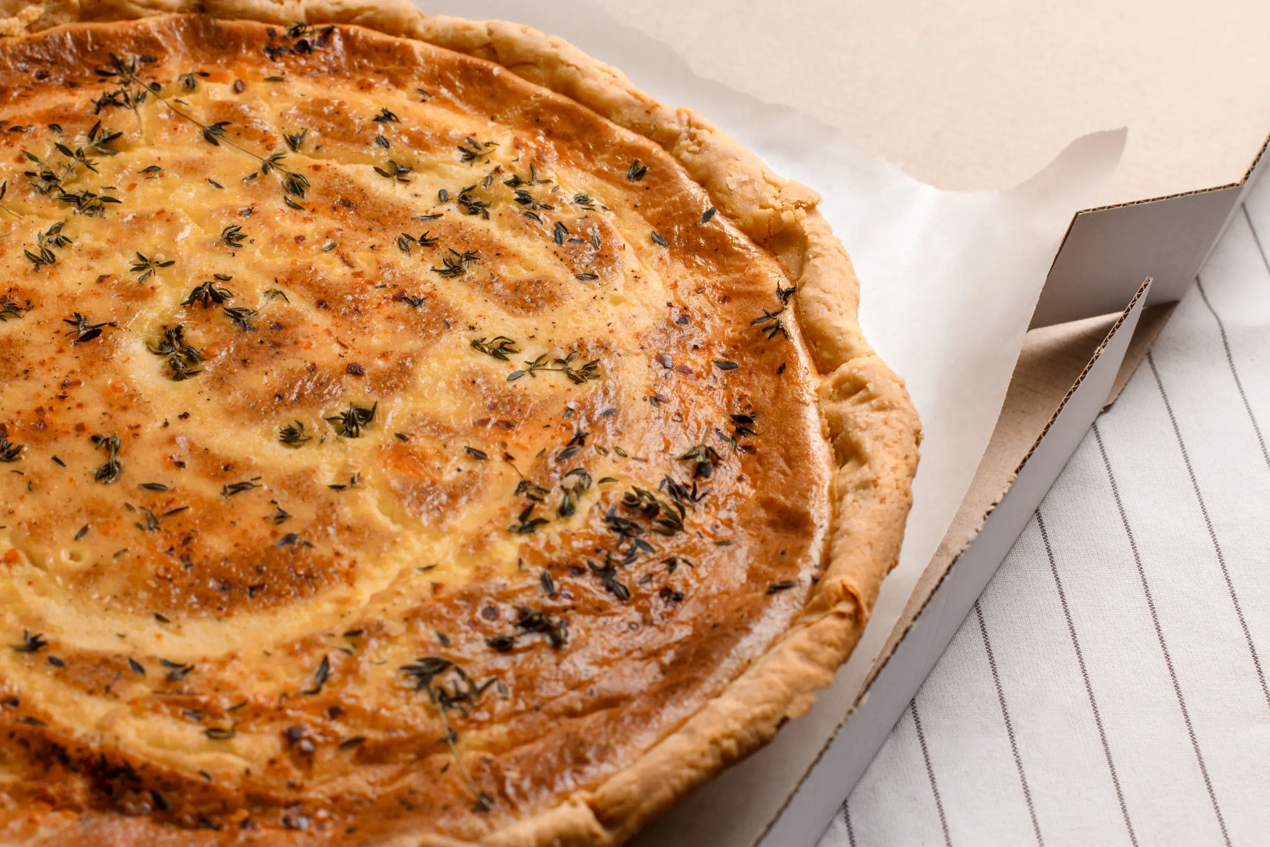 Quiche Três Queijos cremosa e dourada recém-saída do forno