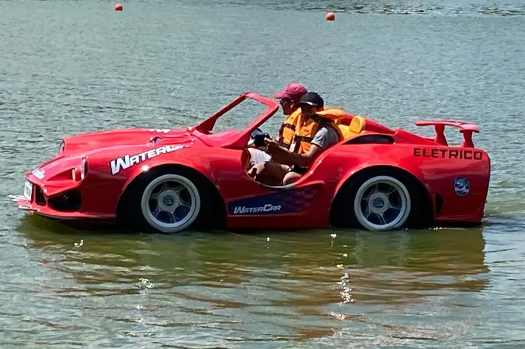 carrinhos flutuantes na Lagoa do Taquaral