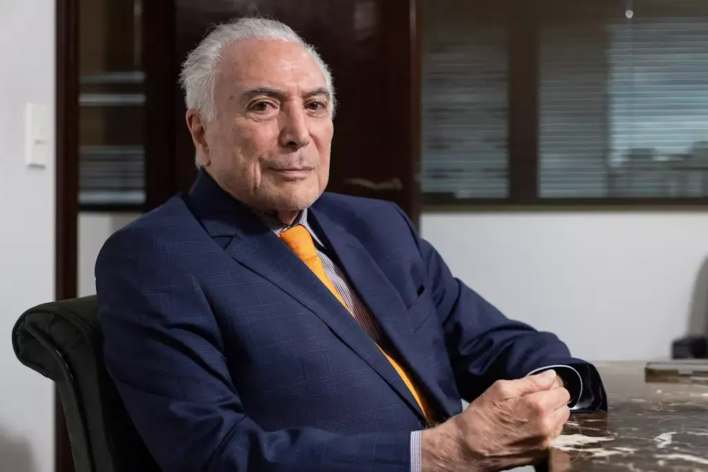 satira politica no Carnaval em desfile brasileiro