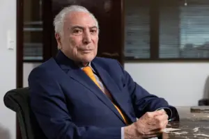 satira politica no Carnaval em desfile brasileiro