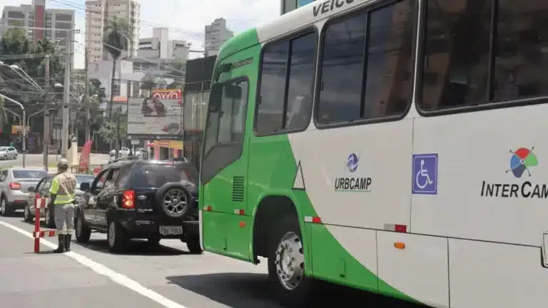ônibus bate em quatro carros em Barão Geraldo