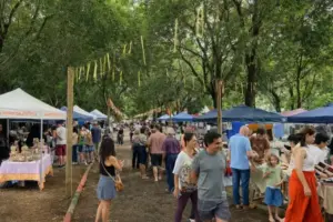 feira de Barão Geraldo com reggae ao vivo na praça em Campinas