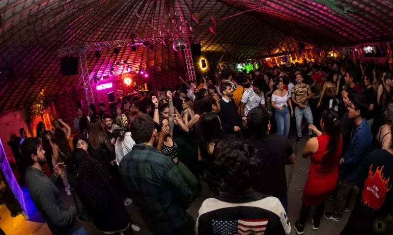 festa de música latina animando público em Barão Geraldo Campinas