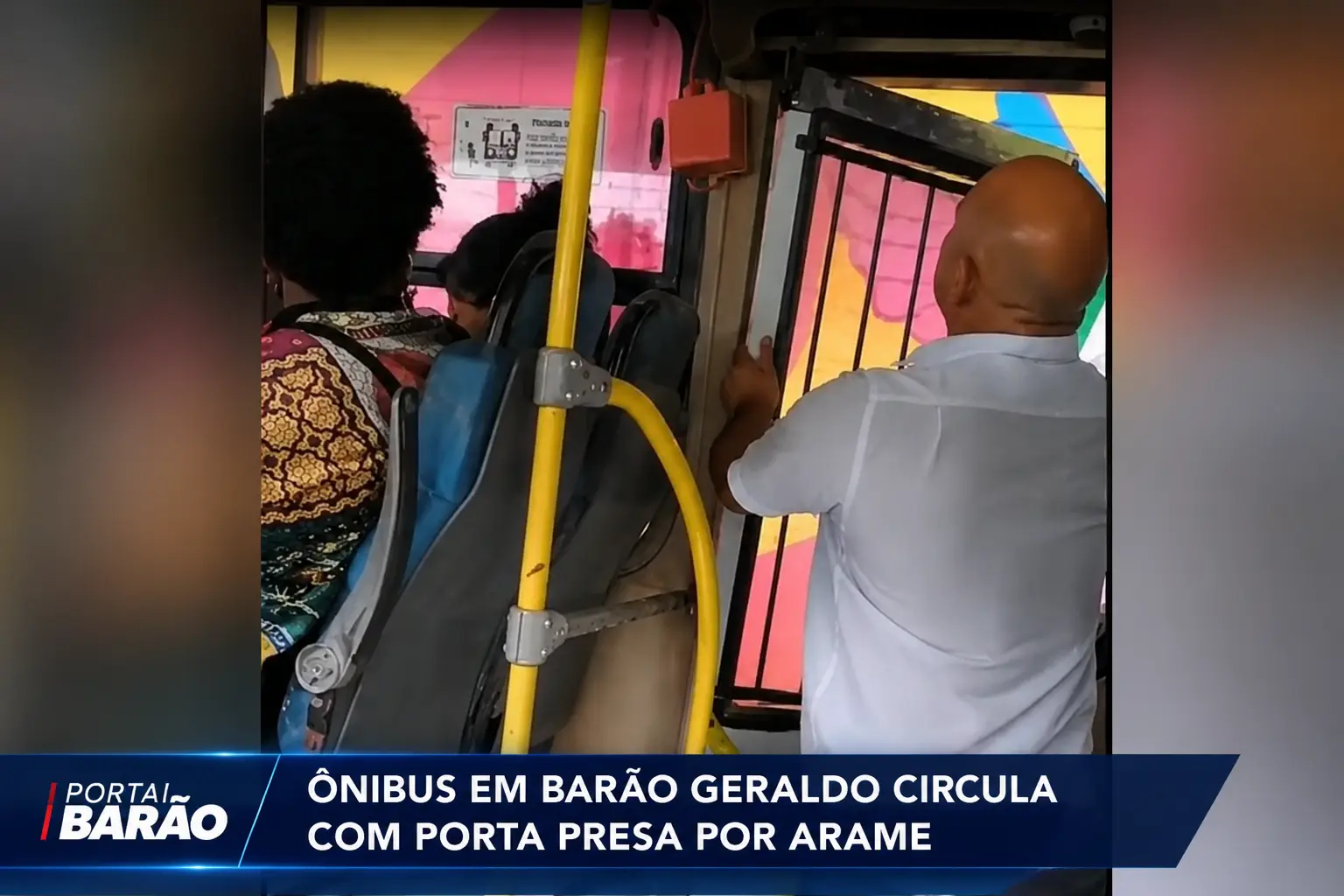 Ônibus em Barão Geraldo circula com porta presa por arame