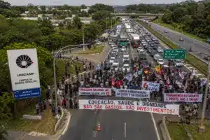 protesto na D. Pedro I causando trânsito em Campinas